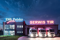 Pracownik BOK w serwisie samochodów ciężarowych