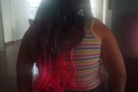 Czapka z daszkiem i kolorowymi wlosami