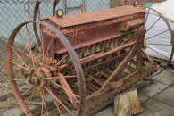 Siewnik konny zaadaptowany do ciągnika/traktora