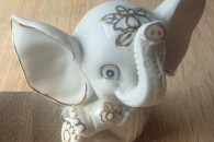 Figurka ceramiczna wesołego słonia.