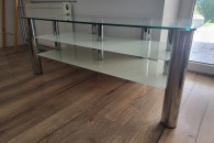 Szklany stolik po telewizor