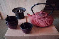 Żeliwny imbryk, czarki i zaparzacz do herbaty