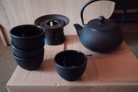 Żeliwny imbryk, czarki i zaparzacz do herbaty