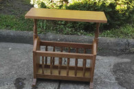 DREWNIANY STOLIK Z GAZETNIKIEM