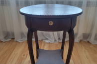 Okrągły drewniany stolik