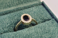 Złoty pierścionek karmazycja z czarnym kamienie