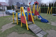 Plac zabaw, dwie zjeżdżalnie, tunel, pomost