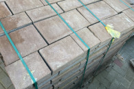 Kostka brukowa piaskowa pozostałość po budowie