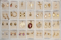 Złote zawieszki, kolczyki