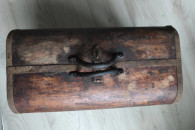 Stary przedwojenny kuferek