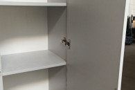 wąska szafka stojąca