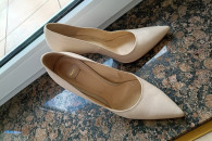 Szpilki skórzane beżowe Bata