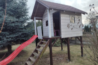 Domek ze zjeżdżalnią