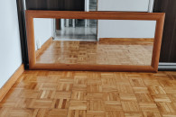 Lustro w drewnianej ramie