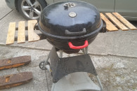 grill ogrodowy bardzo ladny ze stolikami